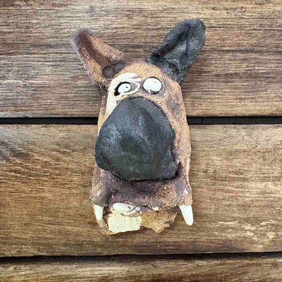 Liten hund Fido, skulptur vegg, keramikk (T-142)