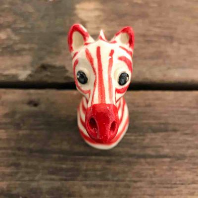 Zebra mini, skulptur vegg ca 7-8 cm (rød S)