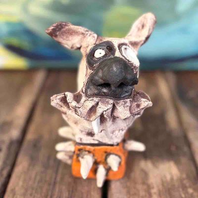 Hundehode lyst, skulptur keramikk 15 cm høy