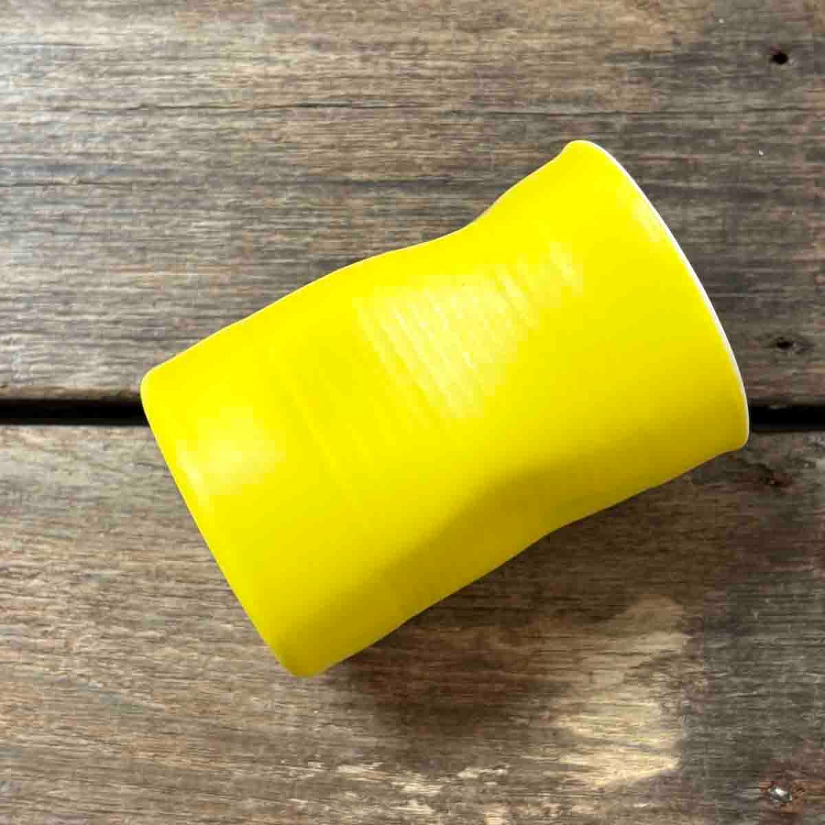 Sassy cinnamon, krus porselen 10 cm (gul)