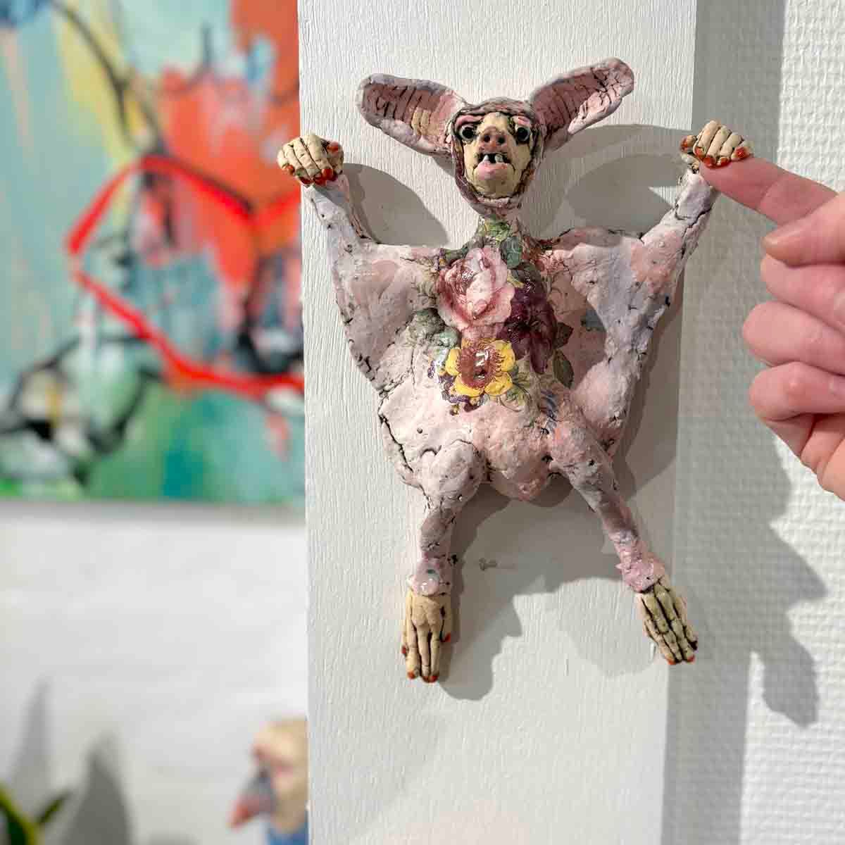 Pink bat, skulptur vegg 24x17 cm