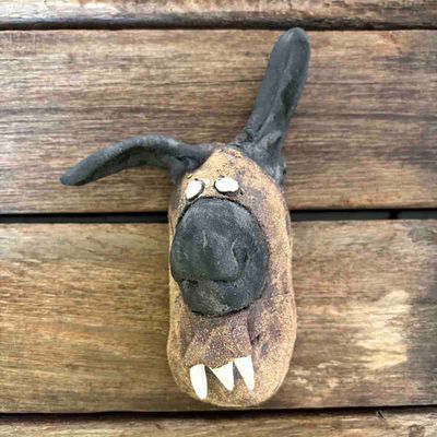 Liten hund Fido, skulptur vegg, keramikk (T-145)