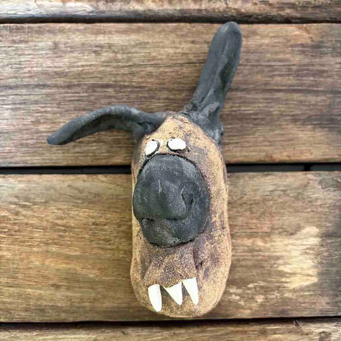 Hovedbilde Liten hund Fido, skulptur vegg, keramikk (T-145)