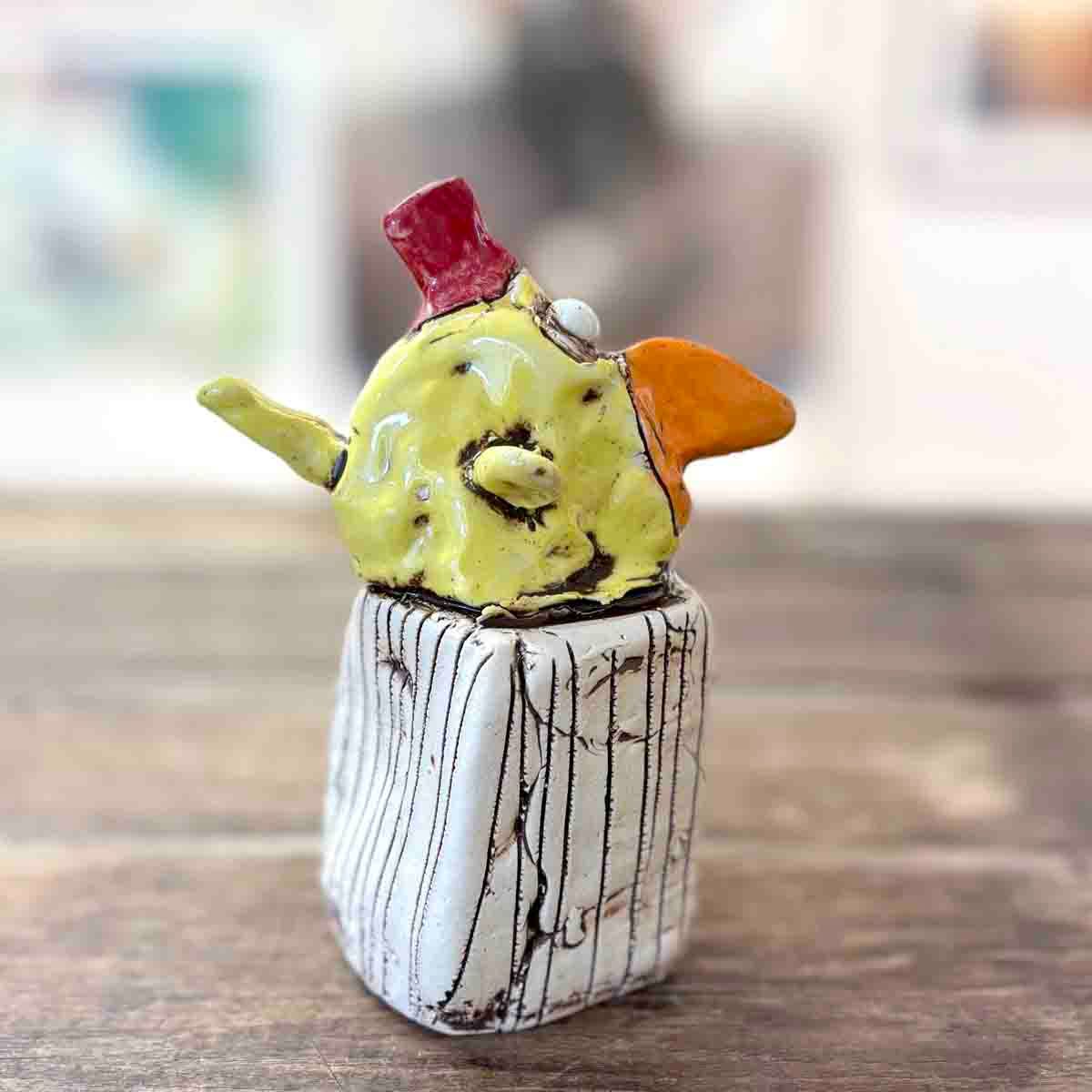 Gul pipp på sokkel, 13 cm skulptur