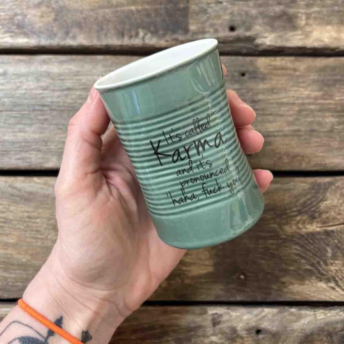 Karma, krus porselen 10 cm (mørk yade)