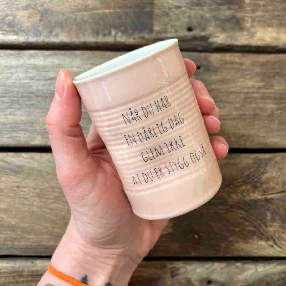 Dårlig dag, krus porselen 10 cm (rosa)
