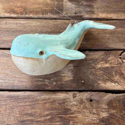 Hval, hengende tak-skulptur 19 cm (lys)