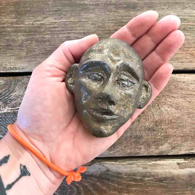 Hode mini, skulptur vegg, keramikk ca 9x8 cm