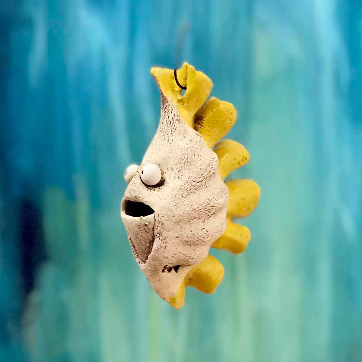 Fruktpiraya, gul keramikk skulptur tak