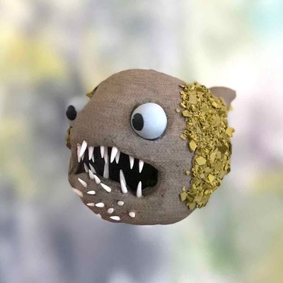 Rumpetroll, gul keramikk skulptur, henger fra taket